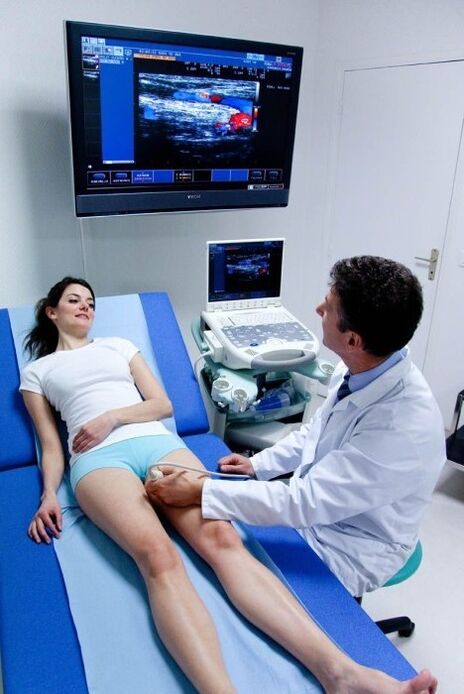 Ultrasonido de las venas de las extremidades inferiores para diagnosticar varices.